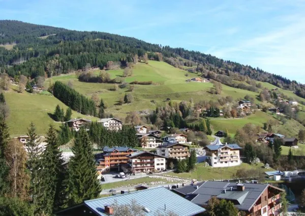 0018 SB Alpen Resort Saalbach uitzicht zomer